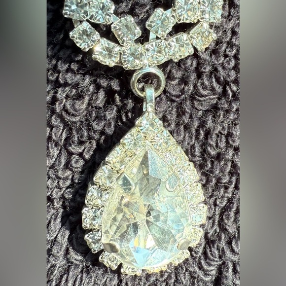 Claire's Silver Crystal Teardrop V-Neck Necklace and Earring Set - Picture 12 of 12